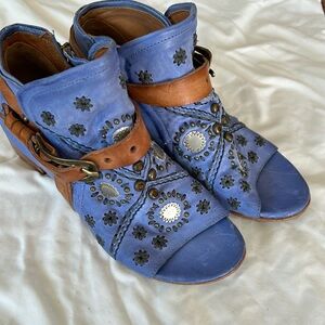 Blue leather sandal made in Italy with metal beads